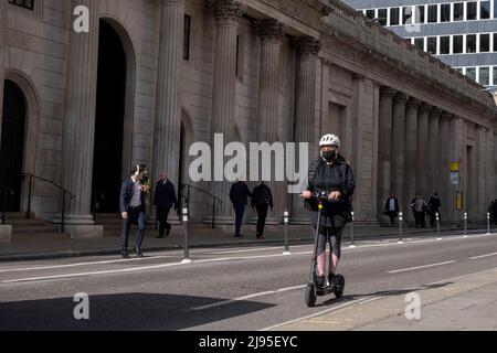 Die Bank of England geht am 16.. Mai 2022 in London, Großbritannien, in die City of London. Die City of London ist eine Stadt, ein zeremonieller Bezirk und ein kommunales Regierungsviertel, das das Hauptgeschäftsviertel CBD von London enthält. Die City of London wird allgemein einfach als die City bezeichnet, die umgangssprachlich auch als Square Mile bekannt ist. Stockfoto