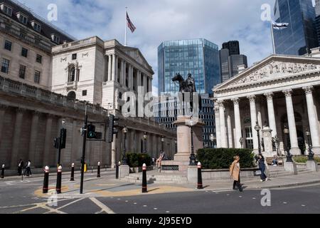 Die Bank of England kommt am 16.. Mai 2022 in London, Großbritannien, in der City of London nahe der Royal Exchange an der Bank vorbei. Die City of London ist eine Stadt, ein zeremonieller Bezirk und ein kommunales Regierungsviertel, das das Hauptgeschäftsviertel CBD von London enthält. Die City of London wird allgemein einfach als die City bezeichnet, die umgangssprachlich auch als Square Mile bekannt ist. Stockfoto