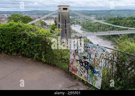 Clifton Suspension Bridge am 6.. Mai 2022 in Bristol, Großbritannien. Die Clifton Suspension Bridge ist eine Hängebrücke, die die Avon Gorge und den Fluss Avon überspannt und Clifton in Bristol mit Leigh Woods in North Somerset verbindet. Es wurde von Isambard Kingdom Brunel entworfen und ist ein denkmalgeschütztes Gebäude, das Teil der Straße B3129 ist. Stockfoto