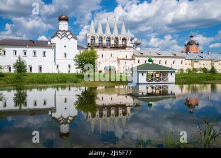 Sonniger Julitag auf dem Klosterteich. Tichwin-Himmelfahrtskloster. Leningrad, Russland Stockfoto