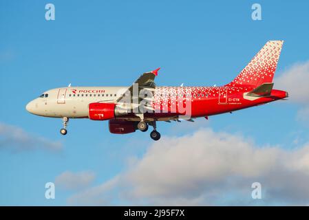 SANKT PETERSBURG, RUSSLAND - 25. OKTOBER 2018: Flugzeug Airbus A319-111 'Susdal' (Ei-EYM) der Rossiya-Fluggesellschaft vor der Landung auf dem Flughafen Pulkovo. Side Vie Stockfoto