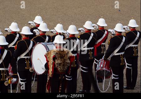 Das Trommeln-Korps der Königlichen Marine von HM. Die Gäste waren begeistert, als sie die Platin-Jubiläumsfeier an diesem Abend in Anwesenheit der Prinzessin Royal auf dem privaten Gelände von Windsor Castle angucken konnten. 500 Pferde und 1.300 Teilnehmer aus dem Commonwealth und der Welt nahmen an der Theaterveranstaltung mit dem Titel A Gallop Through History Teil, um die Herrschaft Ihrer Majestät der Königin zu feiern Stockfoto