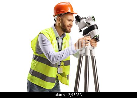 Geodätische Ingenieurin, die mit einer auf weißem Hintergrund isolierten Positionierstation misst Stockfoto