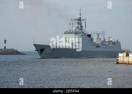 KRONSTADT, RUSSLAND - 28. JULI 2019: Der Zerstörer der chinesischen Marine von Xi'an tritt in die Kronstädter Straßenführung ein. Marineparade zu Ehren des Navy Day Stockfoto