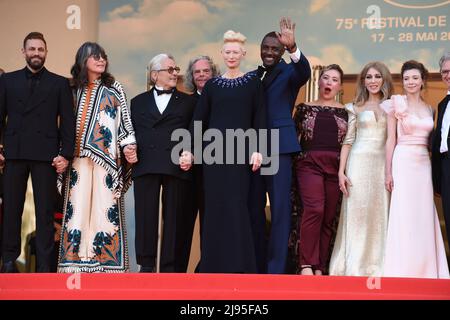 Idris Elba und Tilda Swinton (Mitte) bei der dreitausend Jahre lange sehnsüchtige Premiere während der Filmfestspiele von Cannes 75. in Cannes, Frankreich. Bilddatum: Freitag, 20. Mai 2022. Stockfoto