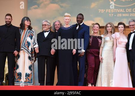 Idris Elba und Tilda Swinton (Mitte) bei der dreitausend Jahre lange sehnsüchtige Premiere während der Filmfestspiele von Cannes 75. in Cannes, Frankreich. Bilddatum: Freitag, 20. Mai 2022. Stockfoto