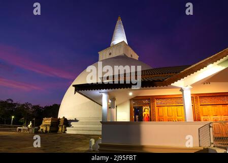 ANURADHAPURA, SRI LANKA - 05. FEBRUAR 2020: Abend in Dagoba Mirisaveti Stupa Stockfoto