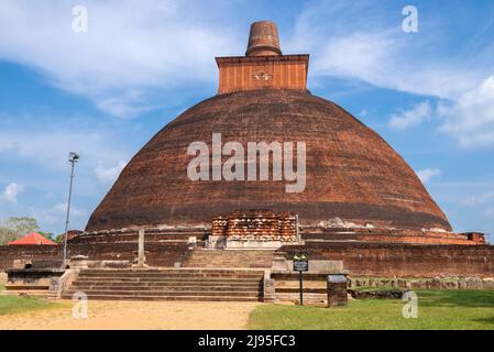 Alte Stupa (dagoba) von Jetavana an einem sonnigen Tag. Anuradhapura. Sri Lanka Stockfoto