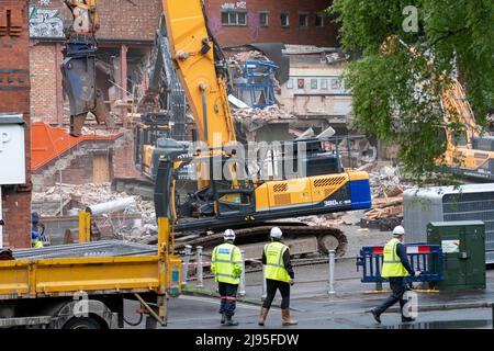 Preston, Großbritannien. 20 Mai 2022. Crews zerstören den Ort eines Großbrandes in der Stadt Preston in einem ehemaligen Kino. Ein 14-Jähriger wurde im Zusammenhang mit dem Brand verhaftet. Kredit: Benjamin Wareing/ Alamy Live Nachrichten Stockfoto