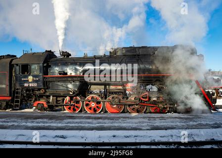 SORTAVALA, RUSSLAND - 10. MÄRZ 2021: Alte sowjetische Dampflokomotive der "LV"-Serie in Dampfbädern an einem sonnigen Märztag Stockfoto