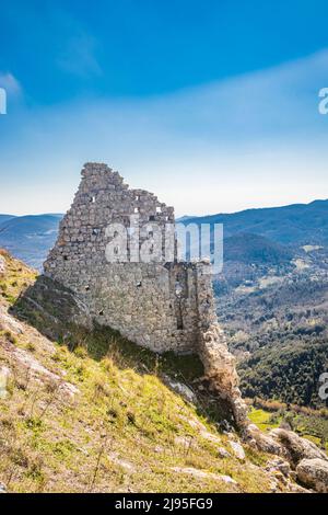 Das kleine Dorf Tolfa, in Latium. Ein Teil der Überreste der alten Mauern der Festung, die auf der Klippe steht. Die Ruinen der des Stockfoto