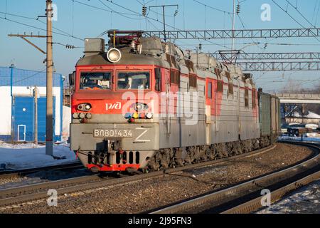 SHARYA, RUSSLAND - 19. MÄRZ 2022: Sowjetische Güterkraftlokomotive VL80S-434 an einem sonnigen Märztag Stockfoto