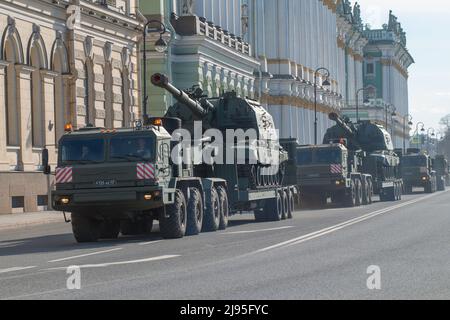 SANKT PETERSBURG, RUSSLAND - 28. APRIL 2022: Transport von selbstfahrenden Msta-S-Artillerie-Montierungen. Vorbereitungen für die Parade Stockfoto