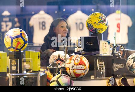 NUR FÜR REDAKTIONELLE VERWENDUNG Kurator Zeynep Kushan beim Start der neuen Ausstellung „Harry Kane: Ich möchte Fußball spielen“ im Museum of London. Bilddatum: Freitag, 20. Mai 2022. Stockfoto