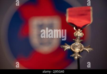 REDAKTIONELLE VERWENDUNG NUR eine MBE-Medaille für Sportdienste zum Start der neuen Ausstellung „Harry Kane: Ich möchte Fußball spielen“ im Museum of London. Bilddatum: Freitag, 20. Mai 2022. Stockfoto