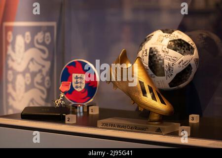 REDAKTIONELLE VERWENDUNG NUR 2018 FIFA World Cup Russia Golden Boot beim Start der neuen Ausstellung „Harry Kane: Ich möchte Fußball spielen“ im Museum of London. Bilddatum: Freitag, 20. Mai 2022. Stockfoto