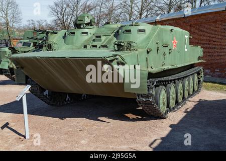 KRONSHTADT, RUSSLAND - 01. MAI 2022: Sowjetischer Panzerträger BTR-50 (Objekt 750) an einem sonnigen Maifeiertag in der Patriot-Park-Ausstellung Stockfoto