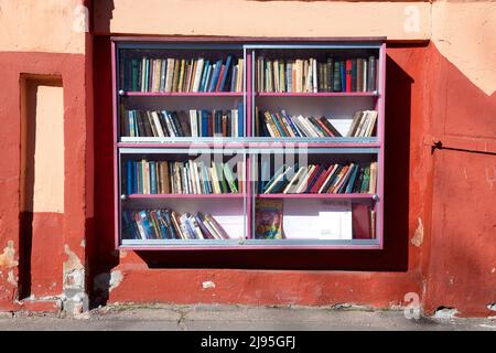 KRONSHTADT, RUSSLAND - 01. MAI 2022: Bücherregal im Freien zum kostenlosen Bücheraustausch an einem sonnigen Tag Stockfoto
