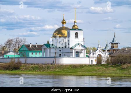 Das Spaso-Kasanski Simanski Kloster am Maitag. Ostrov. Pskow-Region, Russland Stockfoto