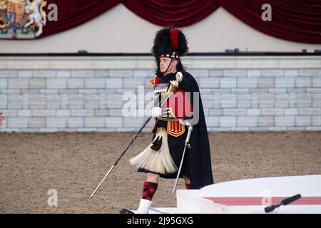 Die massierten Rohre und Trommeln. Die Gäste waren begeistert, als sie die Platin-Jubiläumsfeier an diesem Abend in Anwesenheit der Prinzessin Royal auf dem privaten Gelände von Windsor Castle angucken konnten. 500 Pferde und 1.300 Teilnehmer aus dem Commonwealth und der Welt nahmen an der Theaterveranstaltung mit dem Titel A Gallop Through History Teil, um die Herrschaft Ihrer Majestät der Königin zu feiern Stockfoto