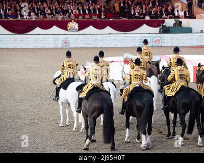 Die Kavallerie Im Haushalt Montiert Band. Die Gäste waren begeistert, als sie die Platin-Jubiläumsfeier an diesem Abend in Anwesenheit der Prinzessin Royal auf dem privaten Gelände von Windsor Castle angucken konnten. 500 Pferde und 1.300 Teilnehmer aus dem Commonwealth und der Welt nahmen an der Theaterveranstaltung mit dem Titel A Gallop Through History Teil, um die Herrschaft Ihrer Majestät der Königin zu feiern Stockfoto