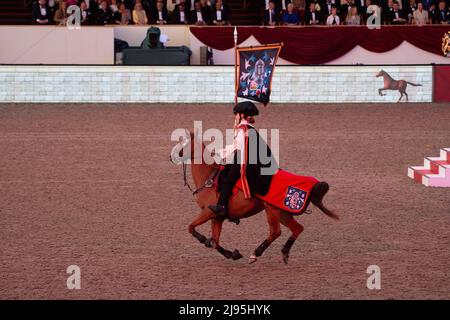 Ein Pony Club Rider. Die Gäste waren begeistert, als sie die Platin-Jubiläumsfeier an diesem Abend in Anwesenheit der Prinzessin Royal auf dem privaten Gelände von Windsor Castle angucken konnten. 500 Pferde und 1.300 Teilnehmer aus dem Commonwealth und der Welt nahmen an der Theaterveranstaltung mit dem Titel A Gallop Through History Teil, um die Herrschaft Ihrer Majestät der Königin zu feiern Stockfoto