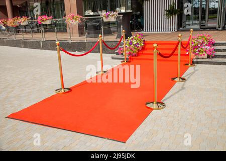 Roter Teppich mit goldenem Zaun zum Restaurant Stockfoto