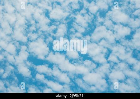 Schöner blauer, wolkig bewölkter Hintergrundfotostruktur. Stockfoto