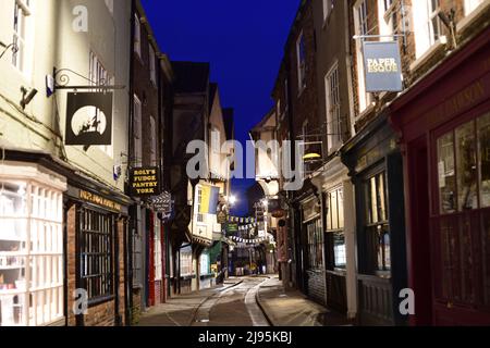 Überhängende Fachwerkgebäude in den Trümmern von york im Twilight yorkshire united Kingdom Stockfoto