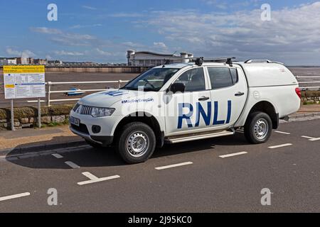 Ein Mitsubishi Pickup-Truck des RNLI, der auf dem Knightstone Causeway in Weston-super-Mare, Großbritannien, geparkt ist Stockfoto