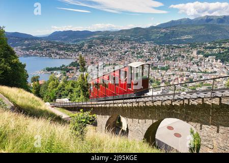 Lugano, Kanton Tessin, Schweiz. Seilbahn auf den Monte Brè. Seilbahn mit öffentlichen Verkehrsmitteln und Panoramablick über die Stadt. Stockfoto