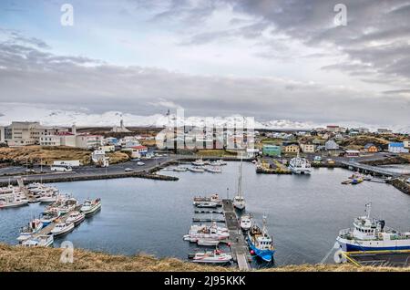 Stykkishólmur, Island, 4. Mai 2022: Blick vom Felsen auf den Hafen, dahinter die Stadt und die Berge Stockfoto