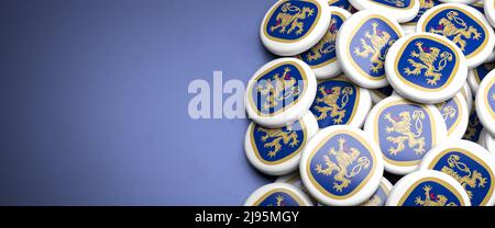 Logos der Münchner Brauerei Löwenbräu auf einem Haufen auf einem Tisch. Nur Münchner Brauereien sind auf dem Oktoberfest erlaubt. Speicherplatz kopieren. Webbanner-Format. Stockfoto