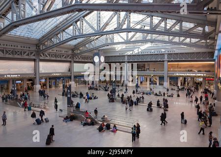 Moynihan Train Hall, eine Erweiterung der Penn Station im ehemaligen James A. Farley Postgebäude, hat Zugang zur Long Island Railroad & Amtrak. Stockfoto