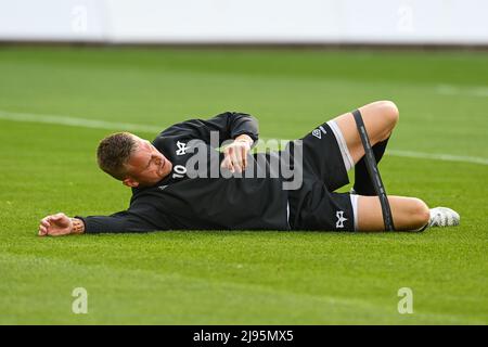 Gareth Anscombe von Ospreys dehnt sich während des Aufwärmphase vor dem Spiel Stockfoto