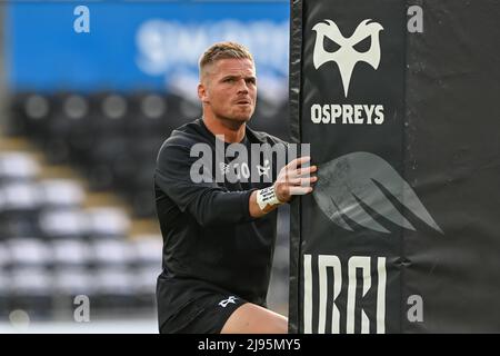 Gareth Anscombe von Ospreys dehnt sich während des Aufwärmphase vor dem Spiel Stockfoto