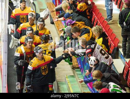 Stefan Loibl Nr.15 von Deutschland Marc MICHAELIS Nr. 65 von Deutschland Alexander Karachun Nr.94 von Deutschland Moritz Seider Nr. 53 von Deutschland Mathias Niederberger Nr. 35 Torwart von Deutschland mit Fans nach dem Spiel DEUTSCHLAND - ITALIEN 9-4 der IIHF EISHOCKEY WELTMEISTERSCHAFT Gruppe B in Helsinki, Finnland, Mai 20, 2022, Saison 2021/2022 © Peter Schatz / Alamy Live News Stockfoto