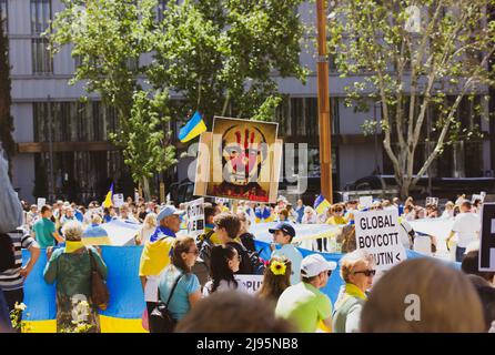 Madrid, Spanien. 8.Mai 2022. Menschen bei einer Kundgebung zur Unterstützung der von den russischen Militärs betroffenen Ukrainer. Patrioten mit gelb blauen ukrainischen Fahnen. Peopl Stockfoto