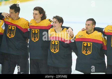 DEB Team at Anthem, Kai Wissmann, Nr. 6 of Germany Moritz Seider Nr. 53 of Germany Marc MICHAELIS Nr. 65 of Germany Mathias Niederberger Nr. 35 Torwart von Deutschland im Spiel DEUTSCHLAND - ITALIEN 9-4 der IIHF EISHOCKEY WELTMEISTERSCHAFT Gruppe B in Helsinki, Finnland, 20. Mai 2022, Staffel 2021/2022 © Peter Schatz / Alamy Live News Stockfoto