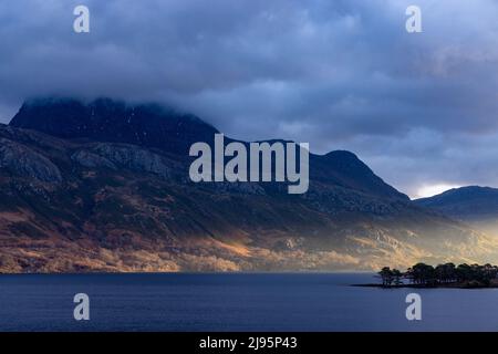 Eine Welle von Winterlicht auf Slioch, Loch Maree, Wester Ross, Schottland, Großbritannien Stockfoto