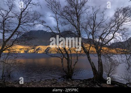 Ein Schaft mit niedrigem Winterlicht auf Loch Maree und Slioch, Wester Ross, Schottland, Großbritannien Stockfoto