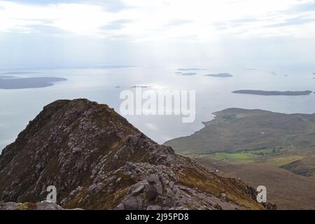 Ben Mor Coigach, ein fabelhafter Bergrücken in der Nähe von Ullapool, Wanderer, Blick auf die Summer Isles in der Mündung des Loch Broom, NW Schottland, Assynt Stockfoto