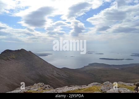 Ben Mor Coigach, ein fabelhafter Bergrücken in der Nähe von Ullapool, Wanderer, Blick auf die Summer Isles in der Mündung des Loch Broom, NW Schottland, Assynt Stockfoto