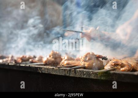 shish Kebab wird auf dem Grill im Freien gebraten. Stockfoto