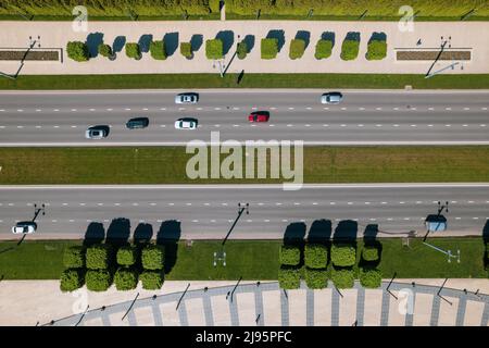 Die Antenne vertikal von oben nach unten Anzeigen geschossen und mit Blick auf den Stadtpark in Krasnodar, Russland Stockfoto