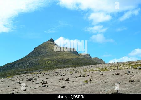 Ben Mor Coigach, ein fabelhafter Bergrücken in der Nähe von Ullapool, Wanderer, Spaziergänger, Blick auf die Sommerinseln und den Suilven-Berg, Stac Poilaidh und Cul Mor-Blick auf Sandstein Stockfoto