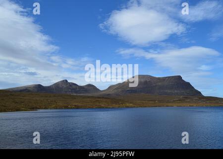 Quinag Range in Sutherland und Assynt, nordwestlich von Schottland, von Loch na Gainmhich an einem sonnigen Frühlingstag. Nicht zu hoch auf 808 Metern Stockfoto