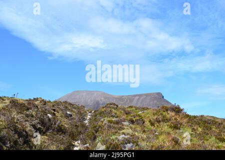 Quinag Range in Sutherland und Assynt, nordwestlich von Schottland, von Loch na Gainmhich an einem sonnigen Frühlingstag. Nicht zu hoch auf 808 Metern Stockfoto