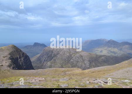 Herrliche Aussicht nach Norden von Ben Mor Coigach bei Ullapool, Blick auf den Fiddler (links) Suilven (weit entfernt), Stac Poilaidh und Cul Mor Stockfoto