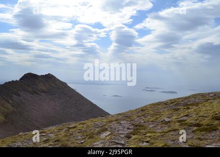 Ben Mor Coigach, ein fabelhafter Bergrücken in der Nähe von Ullapool, Wanderer, Spaziergänger, Blick auf die Sommerinseln und den Suilven-Berg, Stac Poilaidh und Cul Mor-Blick auf Sandstein Stockfoto